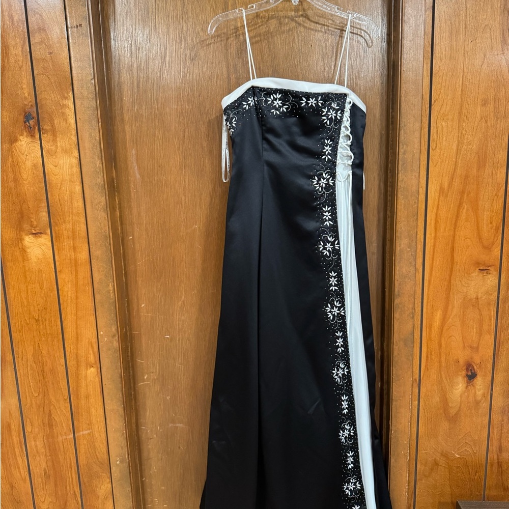 Elegant Black and White Gown with Floral Embroidery